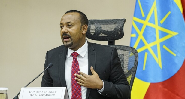 آبي أحمد يغير من لهجته ويدعو مصر والسودان للسلام